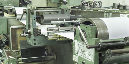 不干膠標(biāo)簽?zāi)Ｇ? /></span> </div>　　對于許多熱熔膠或者加厚涂膠的不干膠材料，在模切過程中膠水在被刀具切穿后非常容易回流重新粘連在一起，導(dǎo)致很嚴(yán)重的膠水拉絲現(xiàn)象從而造成模切過程中標(biāo)簽被排廢邊帶起的現(xiàn)象。<br />　　遇到這種問題，可以采取適當(dāng)降低模切加工溫度的方式來減少膠水的回流。同時(shí)必須保持模切刀具的鋒利，以便能夠讓刀具瞬間切穿膠水層減少膠水的回流。如果是連機(jī)模切加工也可以采用適當(dāng)提高印刷速度的方式來減少膠水的回流。<br />5、加工溫度過低<br />　　在冬季許多標(biāo)簽印刷企業(yè)的生產(chǎn)加工溫度很低，導(dǎo)致不干膠材料膠水被凍傷，使得不干膠材料的離型力大大降低導(dǎo)致模切“飛標(biāo)”。遇到這種情況則需提高車間的溫度，一般情況下冬季不干膠加工車間溫度不得低于15℃。<br />6、排廢方式不合理<br /><p>	排廢的方式不合理也容易造成模切“飛標(biāo)”。主要表現(xiàn)為：排廢工位與模切工位相距太遠(yuǎn)導(dǎo)致膠水回流引起“飛標(biāo)”、排廢輥直徑過大導(dǎo)致排廢角度小引起“飛標(biāo)”。遇到這類問題可以通過調(diào)整排廢工位與模切工位的距離以及排廢輥的直徑來解決。</p><p style=